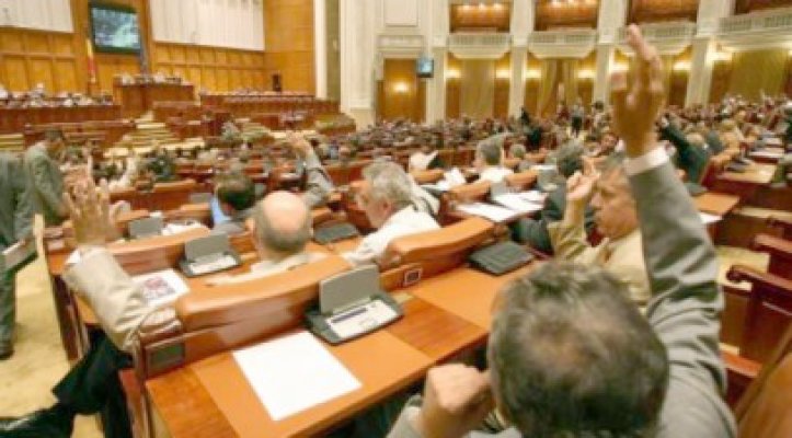 Parlamentarii care votează la două mâini ar putea face închisoare